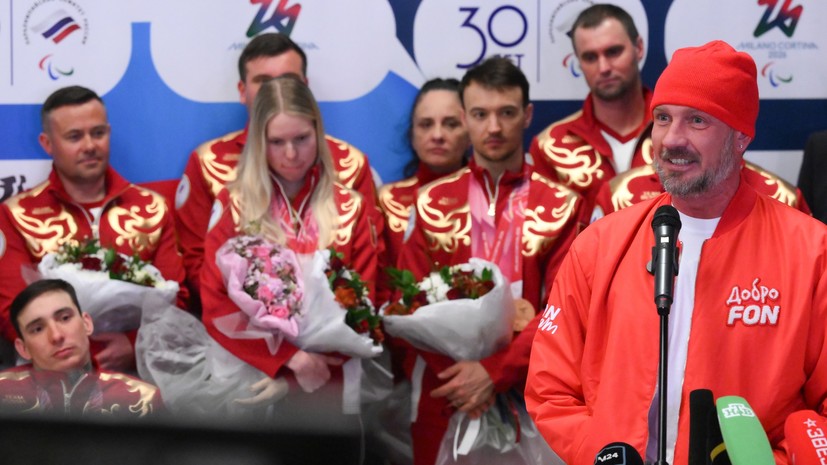 «Устали, но держались до последнего»: российские паралимпийцы триумфально вернулись домой и ждут встречи с президентом